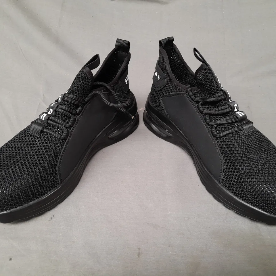 BOXED PAIR OF FASHION SAFETY SHOES IN BLACK SIZE 9