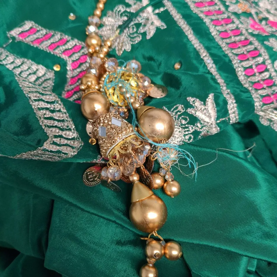 GREEN EMBROIDERED WOMEN'S DRESS WITH PINK TRIM, UK 12 (EU 40) – WITH GOLD-TONE NECKLACE .3 PEICE SET .