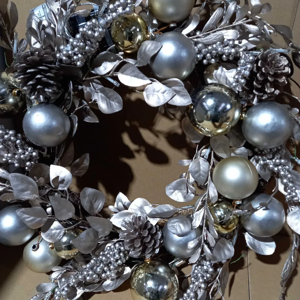 CHAMPAGNE AND GOLD PRE-LIT FESTIVE WREATH RRP £32.99