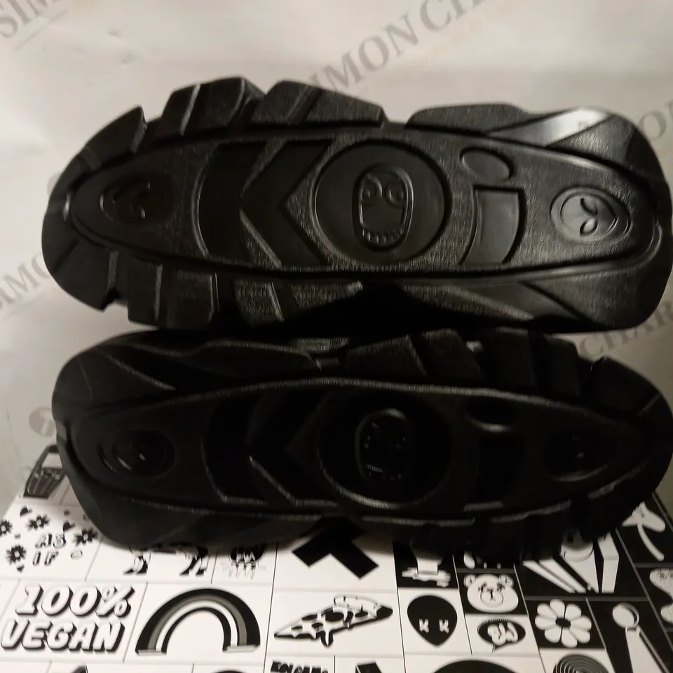 KOI VEGAN BLACK PACHA SOUND WAVE MENS TRAINERS - SIZE 7