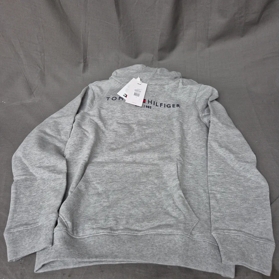 TOMMY HILFIGER ESSENTIALS HOODIE IN LIGHT GREY HEATHER SIZE KITOMMY HILFIGER ESSENTIALS HOODIE IN LIGHT GREY HEATHER SIZE KIDS 140DS 140RUNNING JACKET IN MULTI SIZE XL