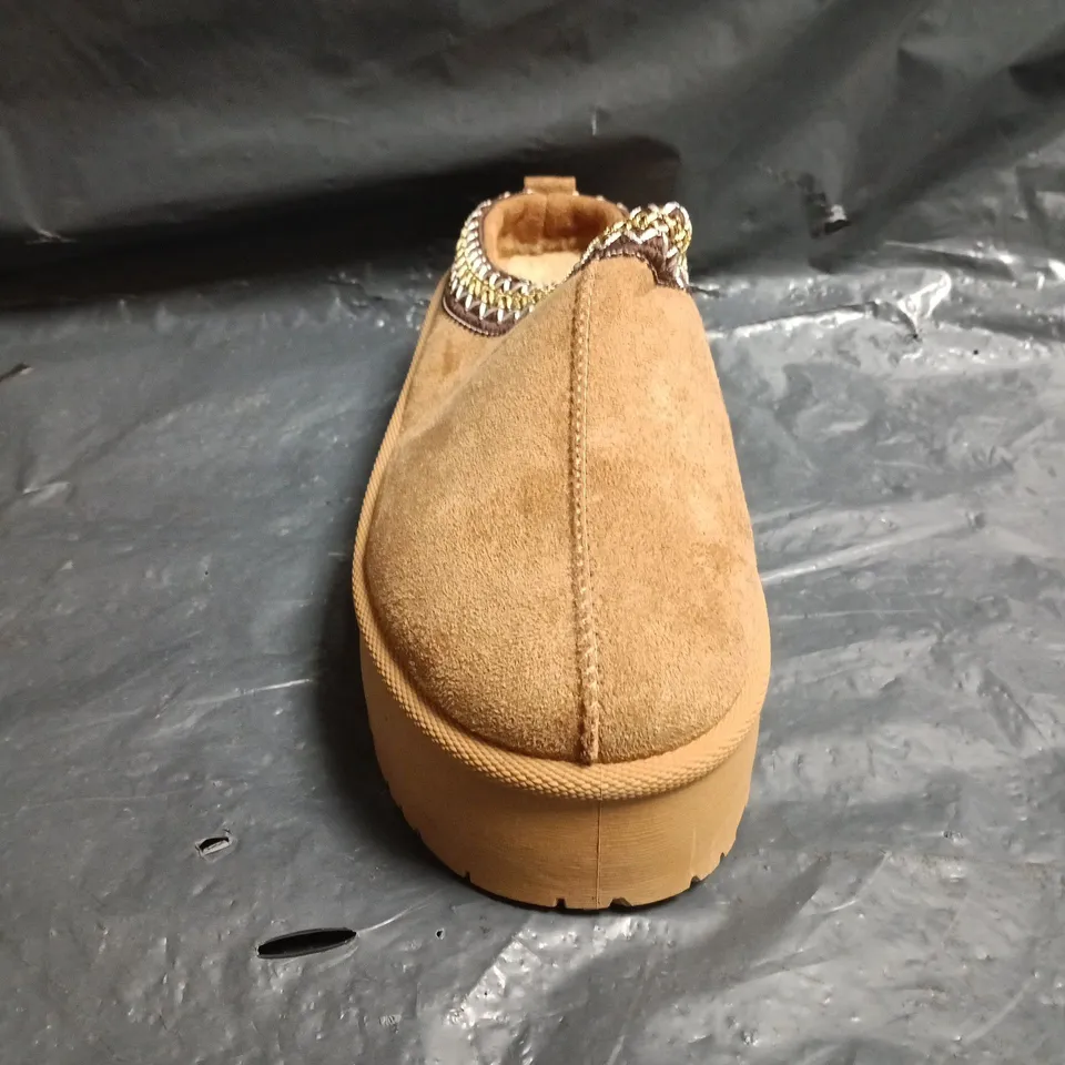 BOXED PAIR OF UGG SHOES IN BROWN SIZE EU 39
