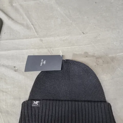 ARC'TERYX BEANIE HAT – BLACK RIBBED KNIT