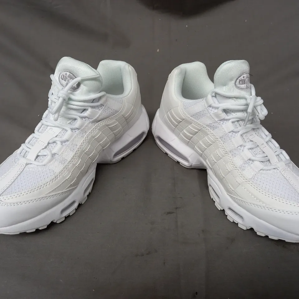 BOXED PAIR OF NIKE AIR MAX 85 TT SHOES IN WHITE UK SIZE 6