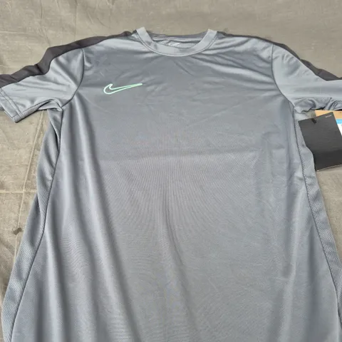 NIKE DRI-FIT LOGO SHIRT - SIZE M