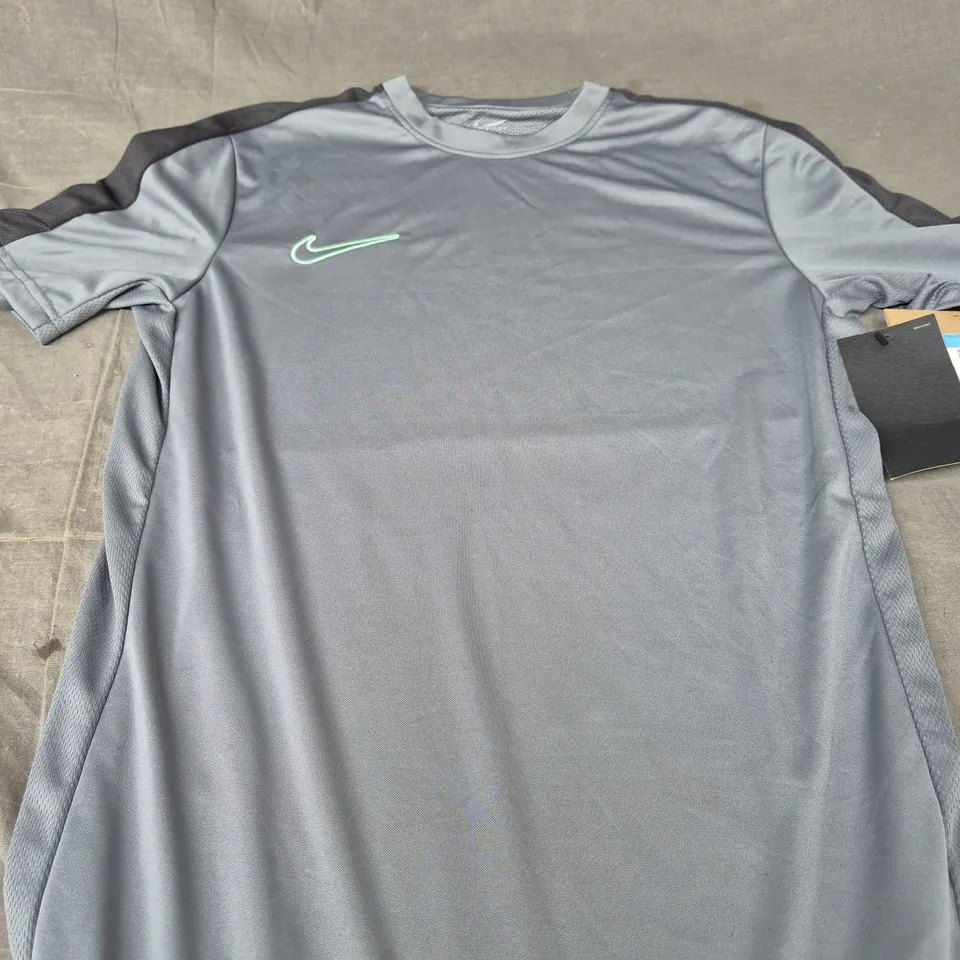NIKE DRI-FIT LOGO SHIRT - SIZE M