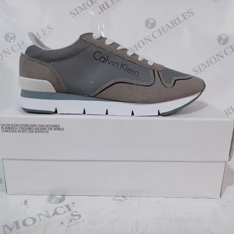 BOXED PAIR OF CALVIN KLEIN TORI REFLEX NYLON/MICROFIBRE SHOES IN SILVER/GREY EU SIZE 40