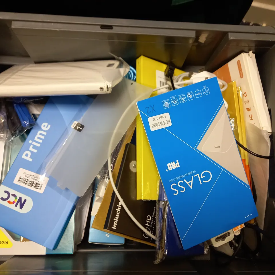 BOX OF APPROX 15 ITEMS TO INCLUDE ASSORTED CASES AND PROTECTIVE SCREEN COVERS FOR VARIOUS PHONES