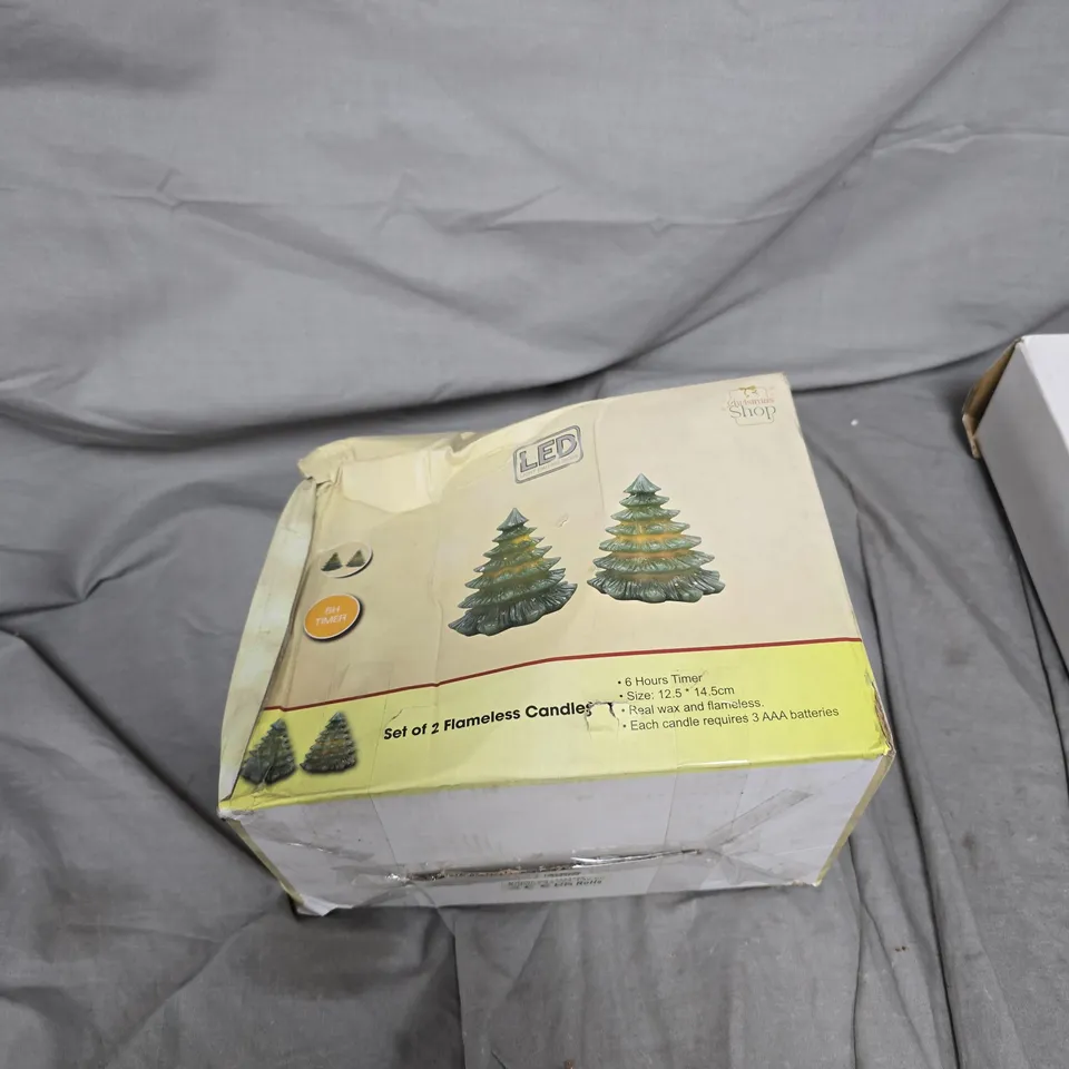 BOX OF APPROXIMATELY 8 ASSORTED ITEMS INCLUDING CHRISYMAS BAUBLE WREATH AND LED CANDLES 