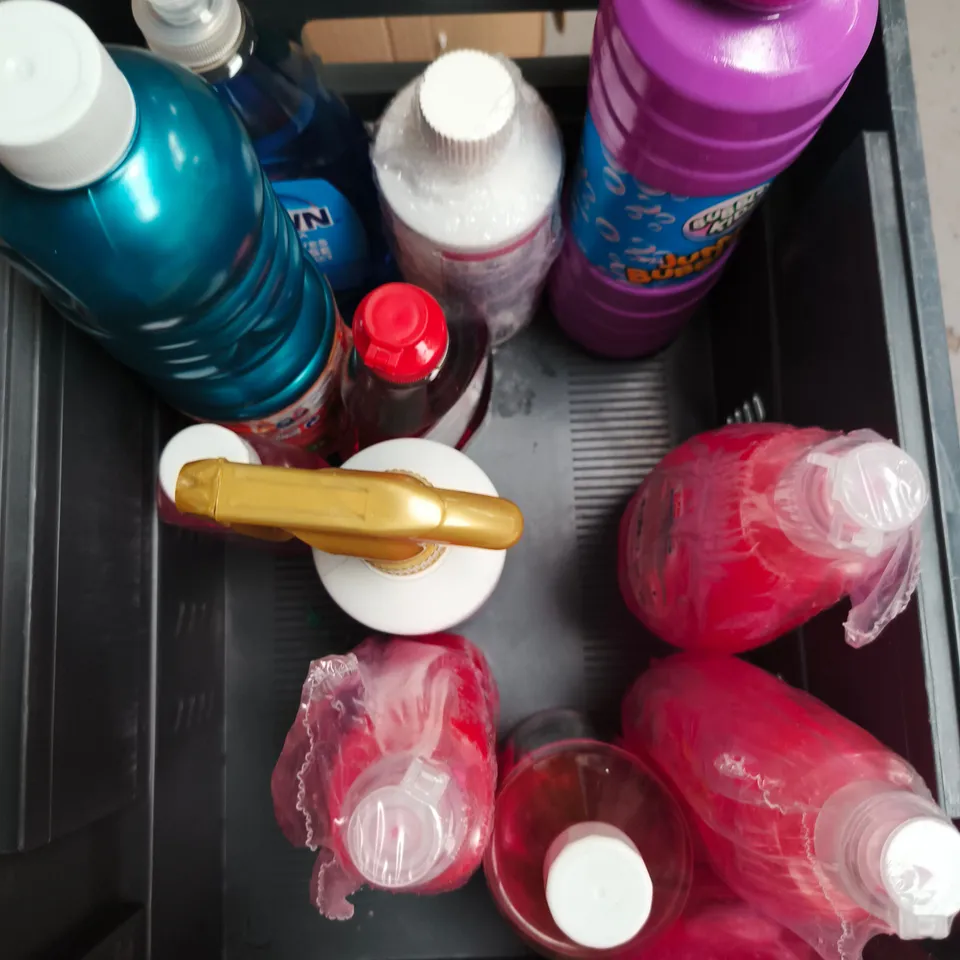 TOTE OF APPROXIMATELY 15 HOUSEHOLD LIQUIDS TO INCLUDE COMFORT FABRIC SOFTENER, FAIRY WASHING UP LIQUID AND LEATHER CONDITIONER