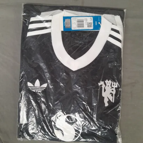 ADIDAS MANCHESTER UNITED JERSEY IN BLACK SIZE MEDIUM