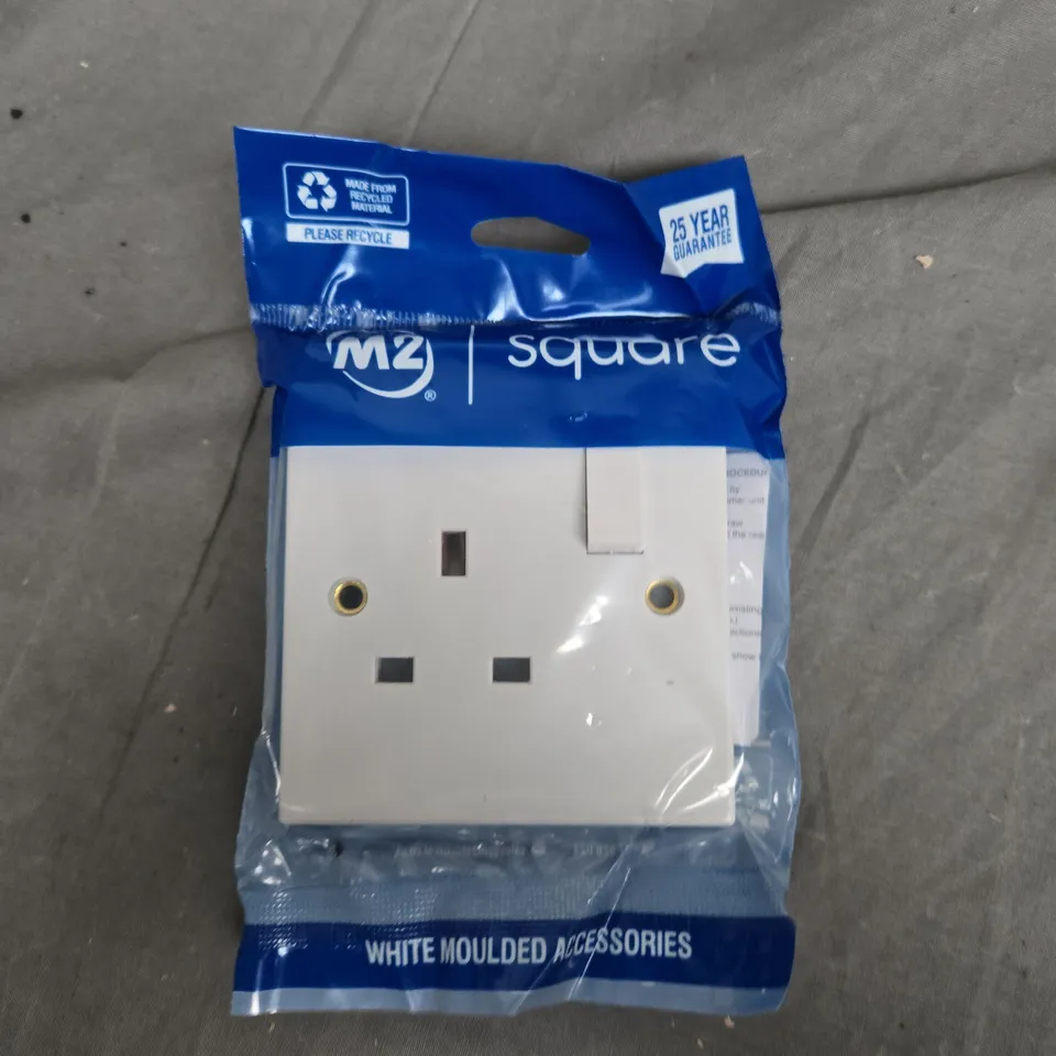 BOX OF APPOXIMATELY 10 M2 SQUARE SQ 1 GANG 13A SWITCHED SOCKET DP