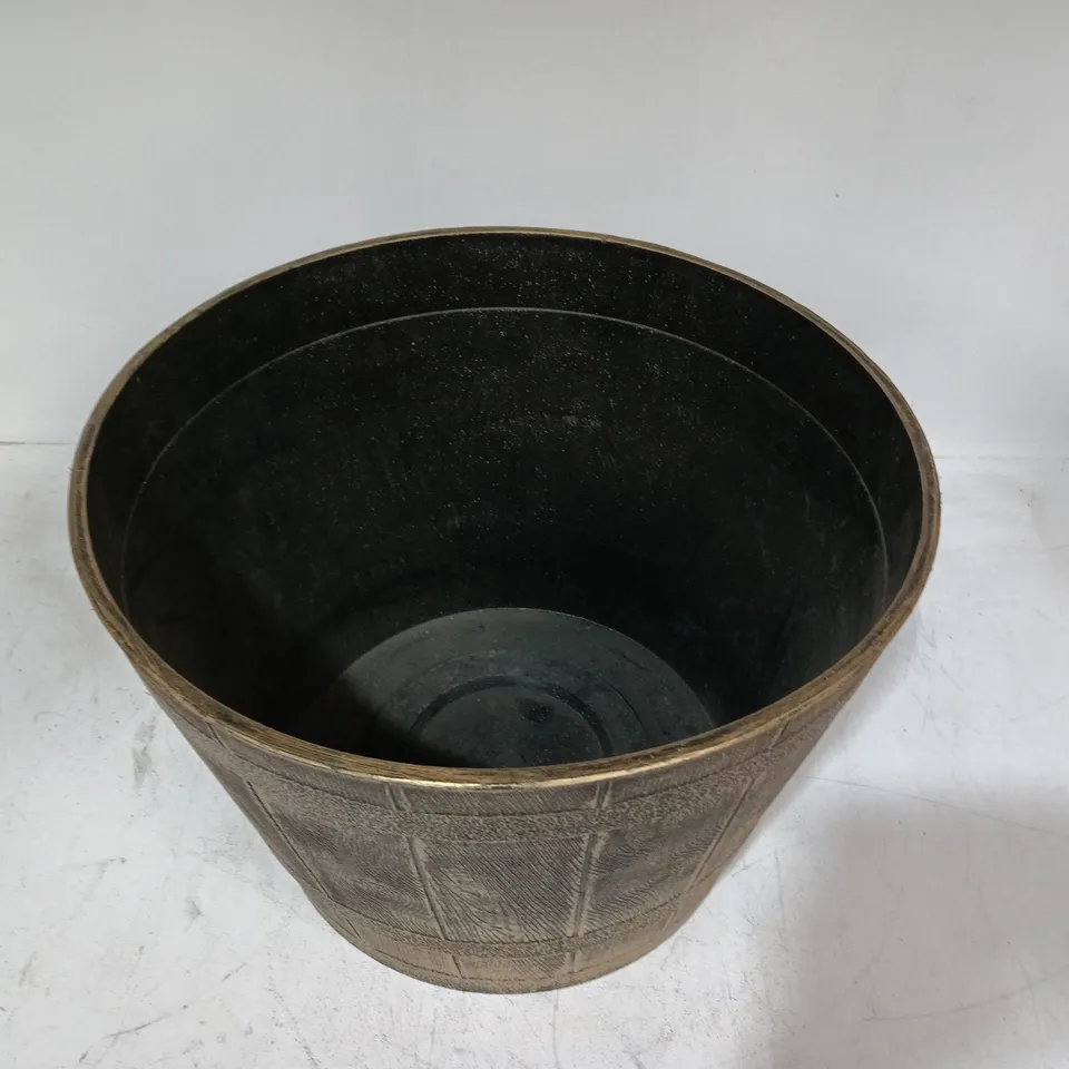 WOODE EFFECT ROUND GARDEN PLANTER - H 30CM X D 44CM
