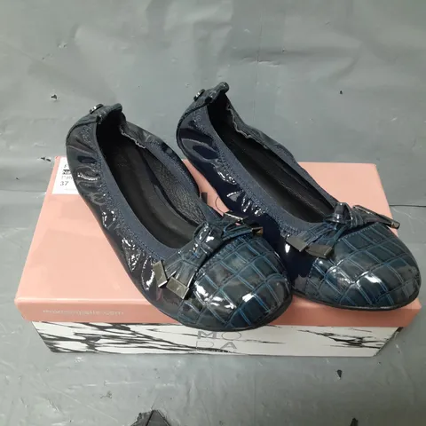 BOXED PAIR OF MODAS IN PELLE FELLICITY ROUND TOE BALLERINA SHOES - UK SIZE 37