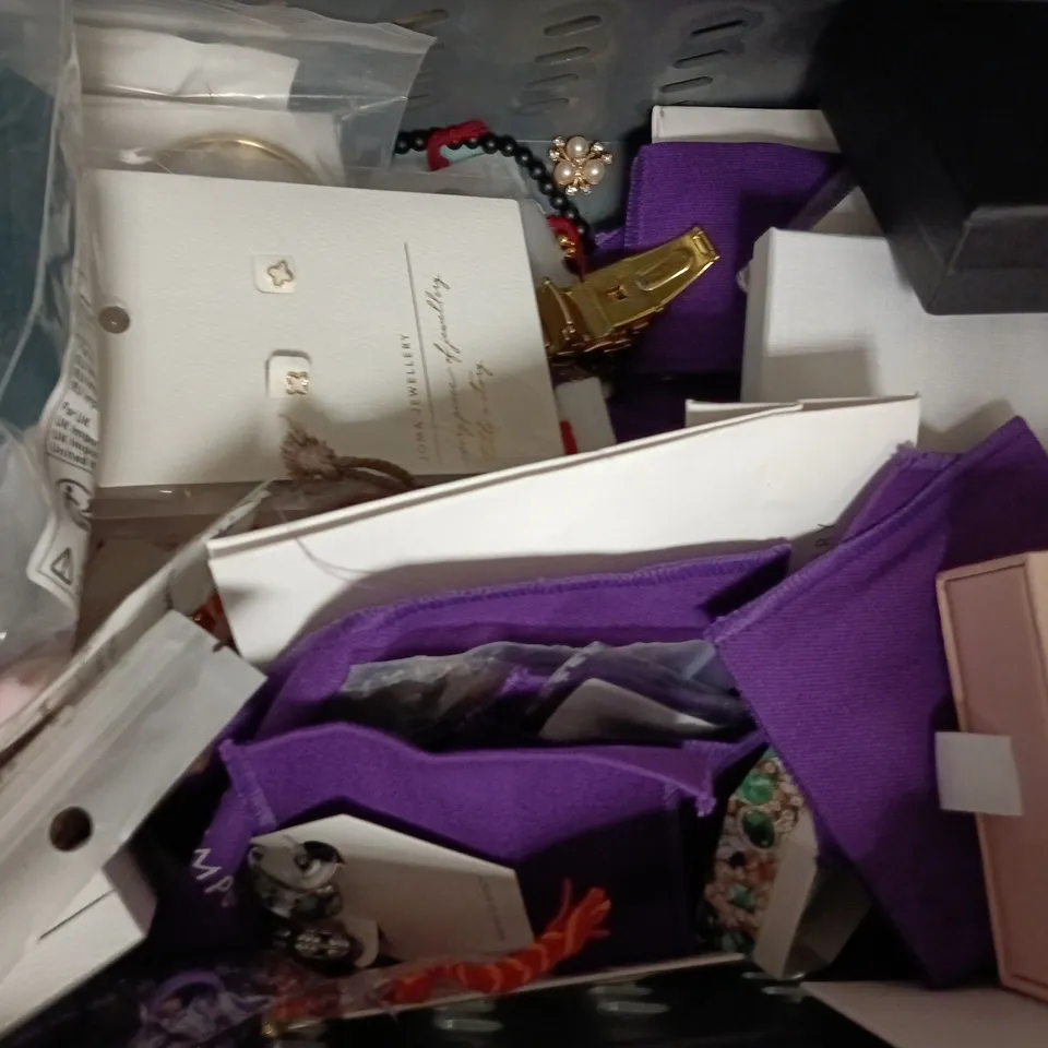 APPROXIMATELY 15 ASSORTED JEWELLERY ITEMS IN VARIOUS STYLES