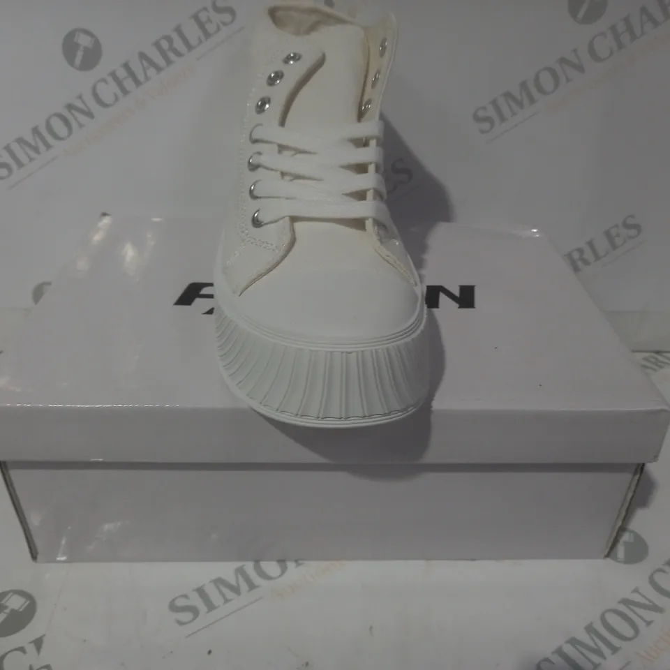 BOXED PAIR OF FASHION PLATFORM CANVAS SHOES IN OFF-WHITE EU SIZE 36