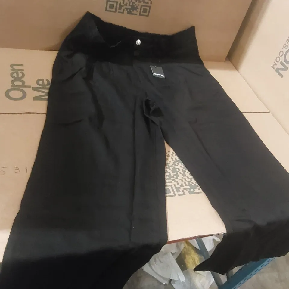 BOX CONTAINING APPROXIMATELY 11x BRAND NEW SIMPLY BE BLACK WIDE LEG TROUSERS - SIZE 18R