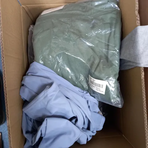 LOT OF ASSORTED CLOTHING ITEMS AND ACCESSORIES TO INCLUDE; T-SHIRTS, JUMPERS ETC