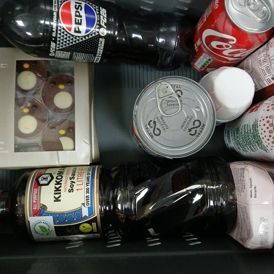 APPROXIMATELY 10 ASSORTED FOOD AND DRINK ITEMS TO INCLUDE COCA-COLA, PEPSI, SRIRACHA, ETC