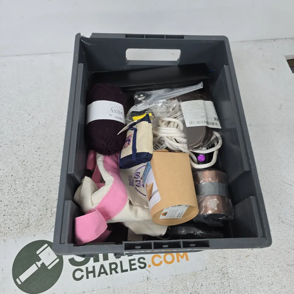 BOX CONTAINING A MIX OF APPROXIMATELY 15 ASSORTED ITEMS INCLUDING WOODEN BIRD, MERINO WOOL, A BAG ETC.