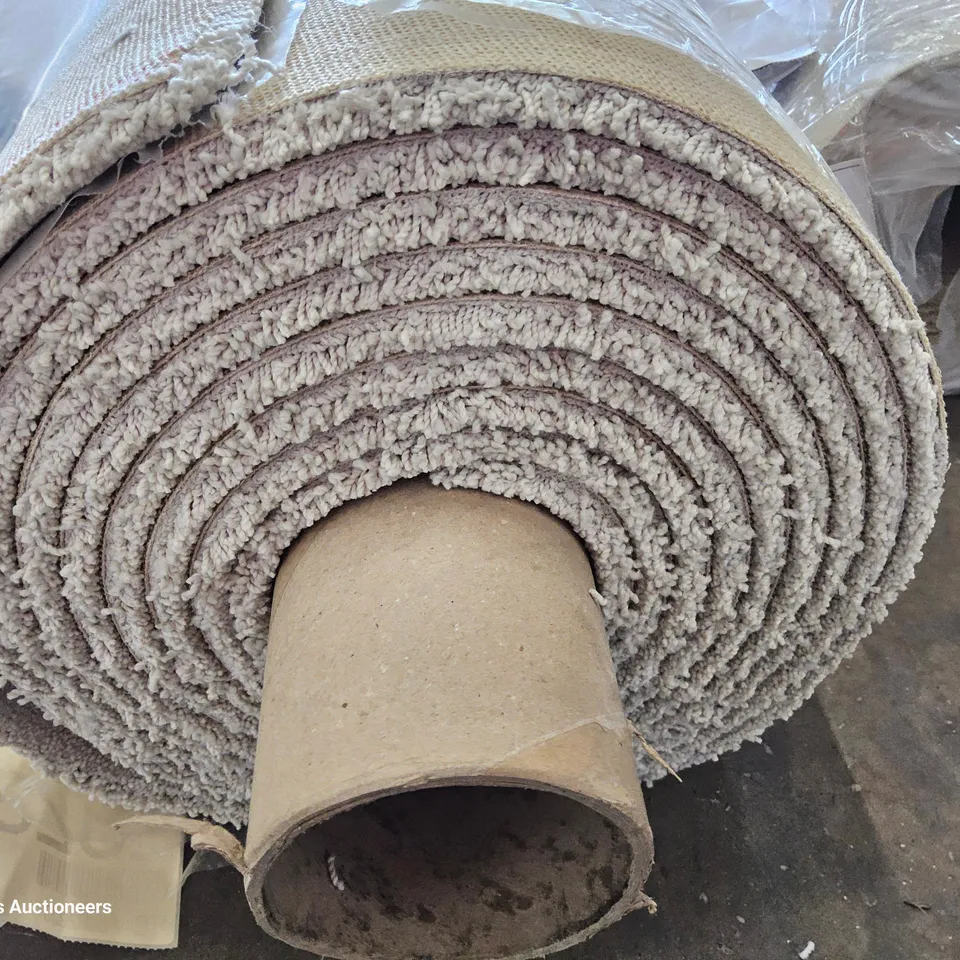 ROLL OF QUALITY ULTIMATE IMPRESSIONS SILKEN CARPET APPROXIMATELY 5M × 6.7M