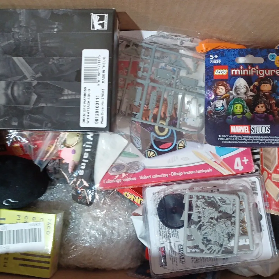 BOX OF APPROXIMATELY 10 ASSORTED TOYS AND GAMES TO INCLUDE UNO, MAGIC CUBE, CUTTING PIZZA, ETC