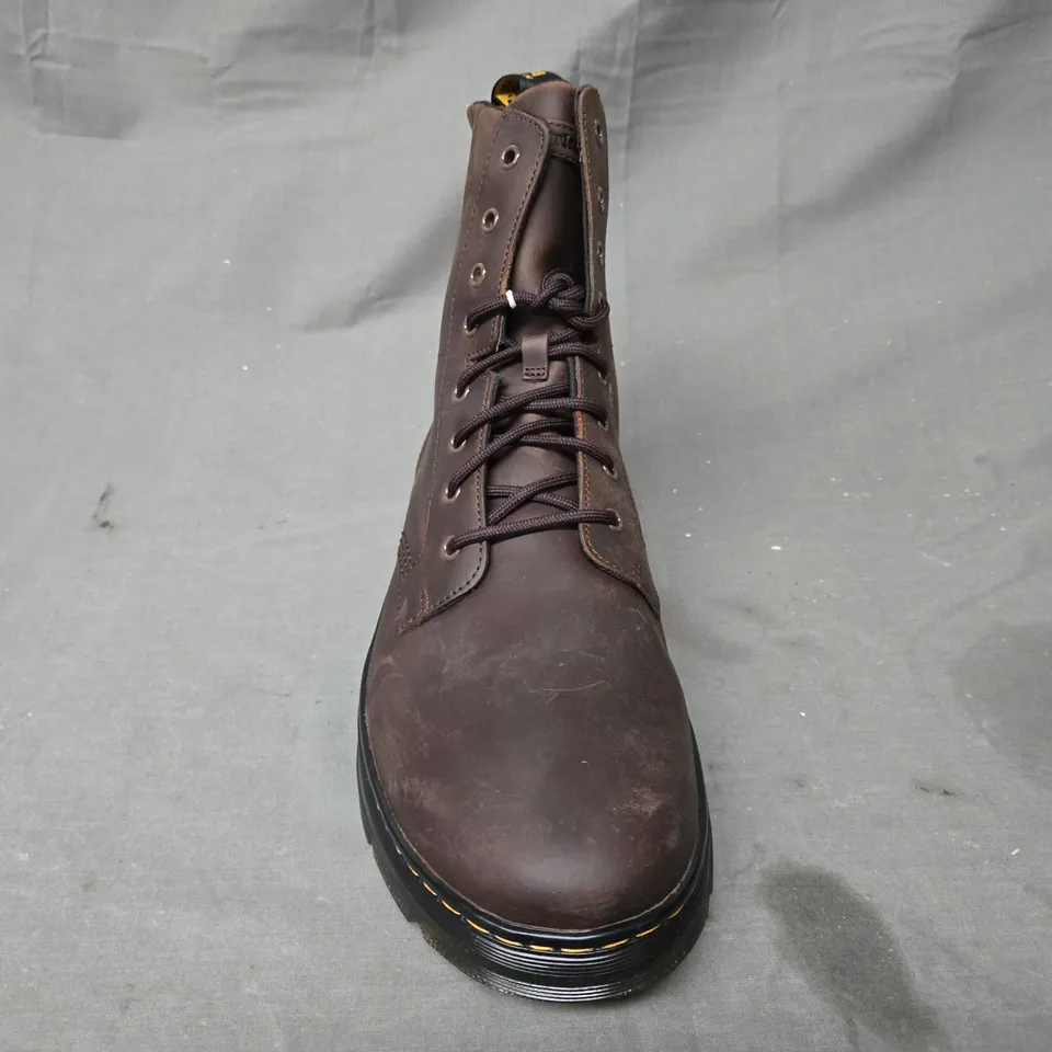 BOXED PAIR OF DR MARTENS COMBS LEATHER ANKLE BOOTS IN DARK BROWN UK SIZE 13