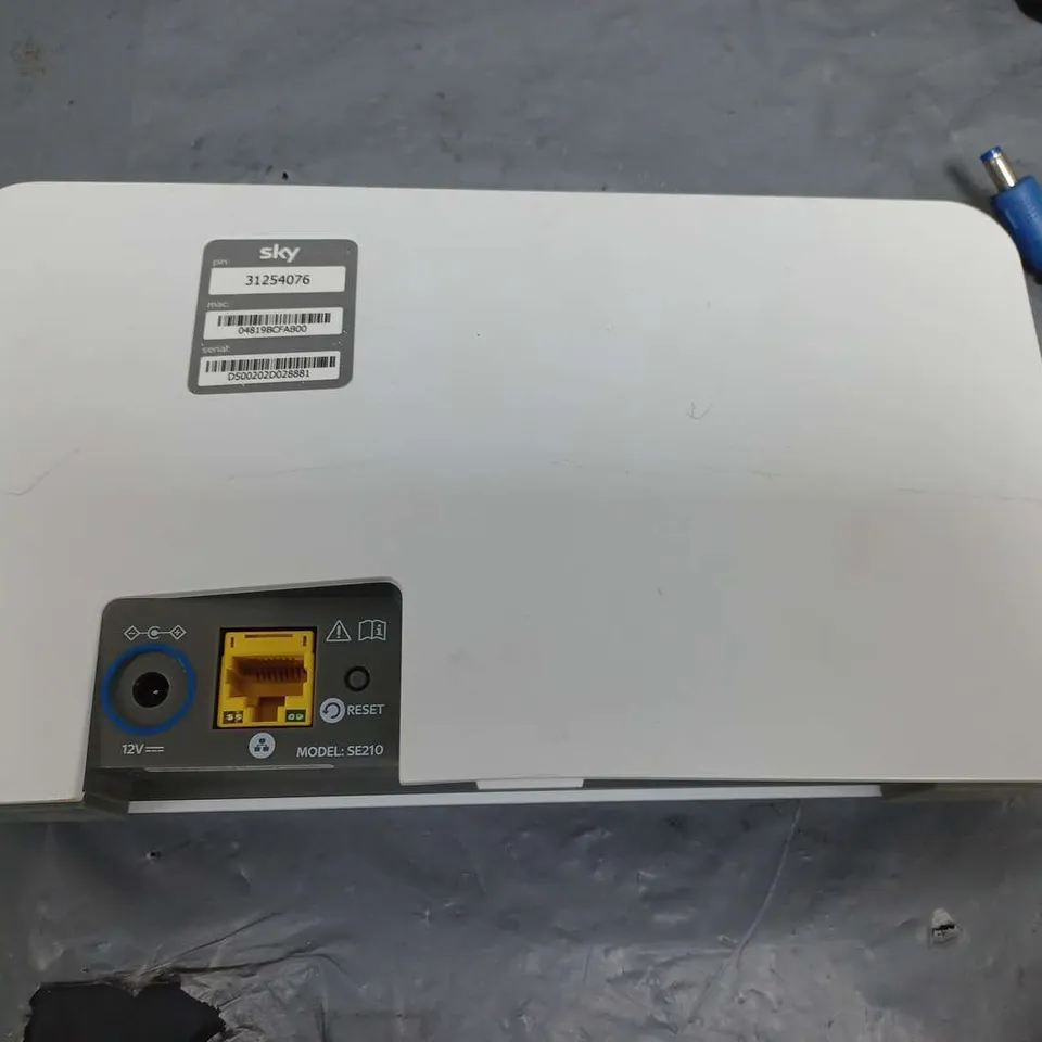 SKY BROADBAND HUB WITH POWER SUPPLY MODEL NUMBER SE210