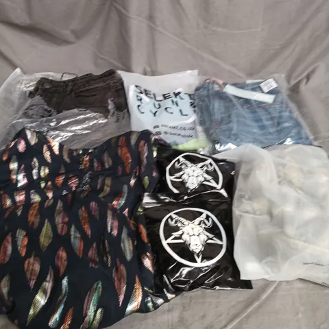 APPROXIMATELY 20 ASSORTED CLOTHING ITEMS IN VARIOUS SIZES AND STYLES TO INCLUDE - TWISTED BEAST UNDERWEAR, JEANS, DRESS, ETC