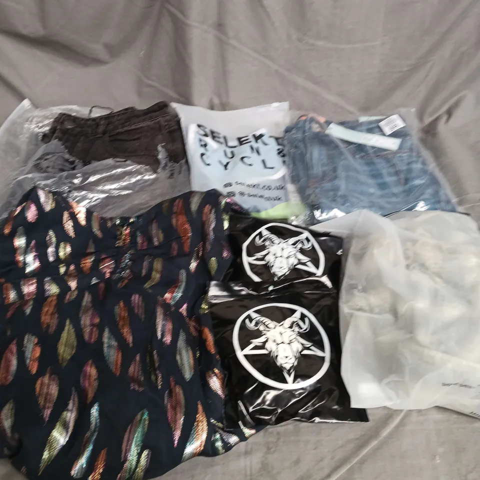 APPROXIMATELY 20 ASSORTED CLOTHING ITEMS IN VARIOUS SIZES AND STYLES TO INCLUDE - TWISTED BEAST UNDERWEAR, JEANS, DRESS, ETC