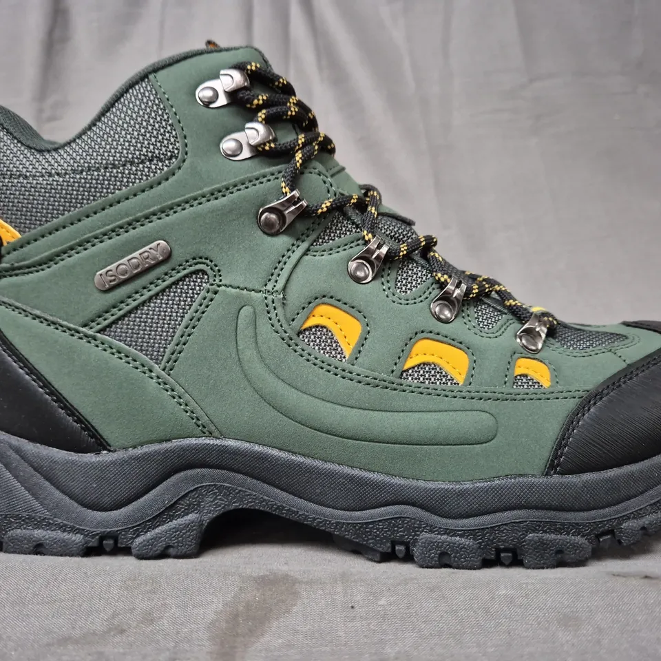 BOXED PAIR OF MOUNTIAN WAREHOUSE ADVENTURER WATERPROOF HIKING BOOTS IN GREEN UK SIZE 9