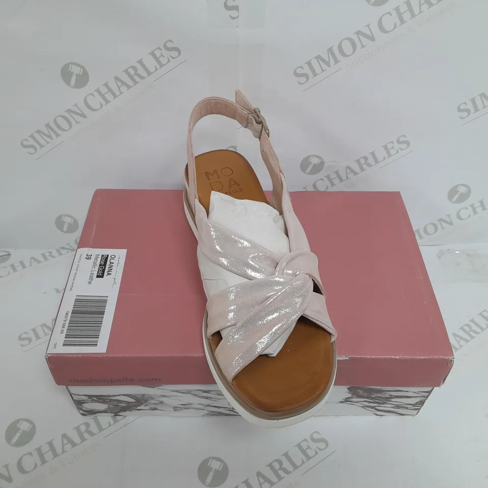 BOXED PAIR OF MODA IN PELLE OLANNA SANDALS IN ROSE GOLD METALLIC SIZE 6 