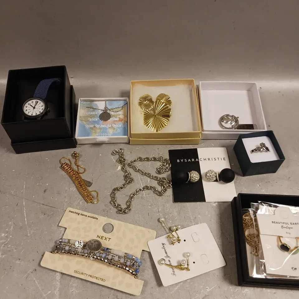 APPROXIMATELY 25 ASSORTED JEWELLERY PRODUCTS TO INCLUDE EARRINGS, WATCHES, BRACELETS ETC 