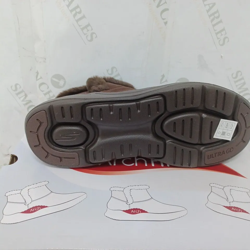 BOXED PAIR OF SKECHERS GO WALK ARCH FIT SUEDE CHUGGA BOOTS IN CHOCOLATE SIZE 7