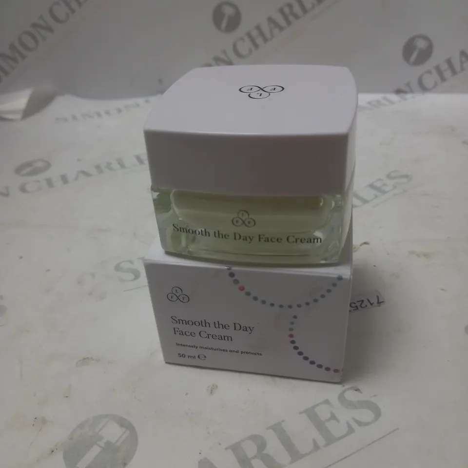 LOOK FABULOUS FOREVER SMOOTH THE DAY FACE CREAM 50ML D01