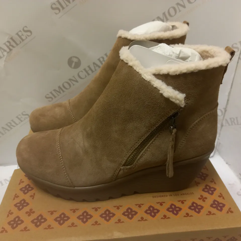 BOXED SKETCHERS LEATHER BOOTS - SIZE 6