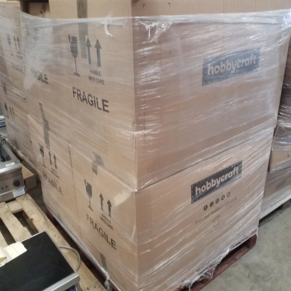 PALLET CONTAINING ASSORTED CHRISTMAS PRODUCTS & DECORATIONS INCLUDING POINSETTIA WREATHS, RATTAN WREATHS, STAR PINATAS, SNOWMAN SOAP DISPENSERS & CHRISTMAS STORAGE