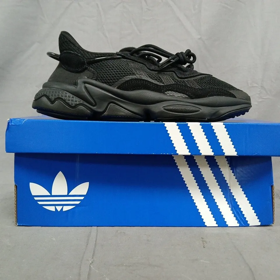 BOXED PAIR OF ADIDAS OZWEEGO SHOES IN BLACK SIZE UK 5.5