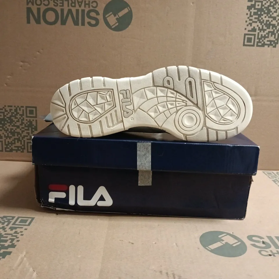 BOXED PAIR OF FILA TERATACH 600 TRAINERS IN WHITE SIZE UK 7