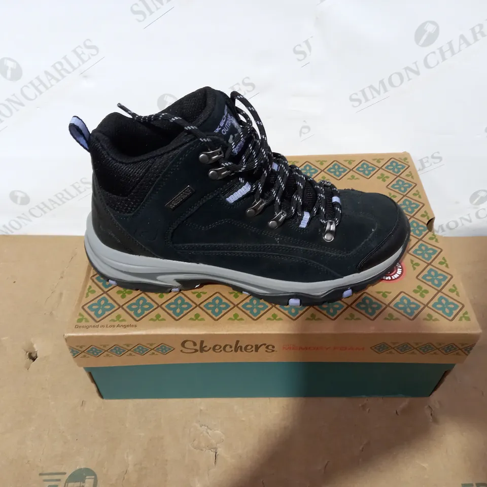 BOXED PAIR OF SKECHERS BLACK BOOTS - SIZE 6