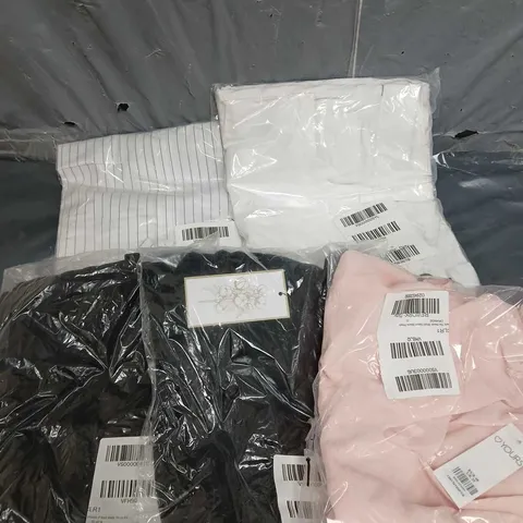 LOT OF 5 ASSORTED CLOTHING ITEMS TO INCLUDE - TIE NECK SHORT SLEEVE BLOUSE PEACH 20 - CAPRI TROUSERS WHITE 22 - STRIPE SHIRT OFF WHITE M - ETC