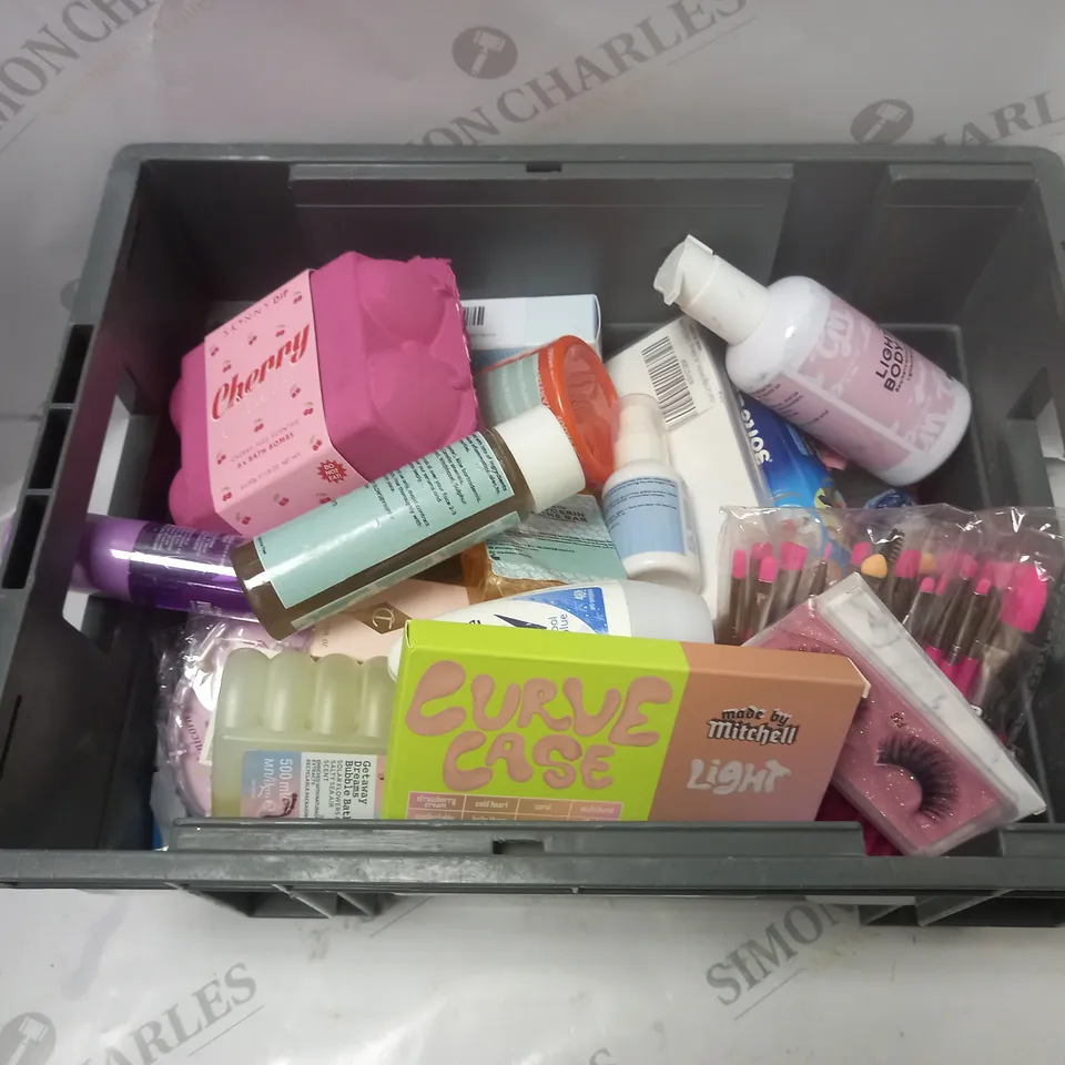 APPROXIMATLEY 20 COSMETICS ITEMS TO INCLUDE HOLLYWOOD FLAWLESS FILTER (30ml), VIVID LIGHTENING BODY LOTION (250ml), AVON SENSES GETAWAY DREAMS BUBBLE BATH (500ml), ETC