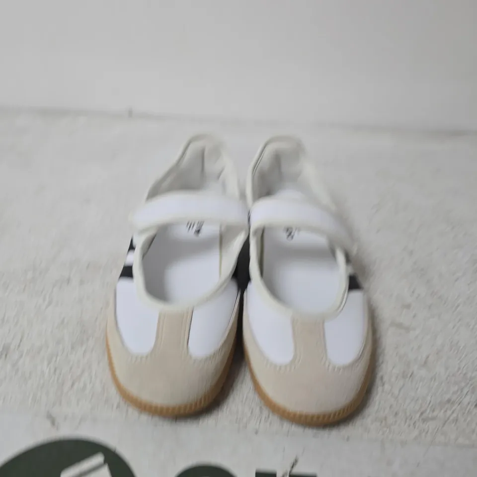 PAIR OF ADIDAS SAMBA TRAINERS – SIZE 5