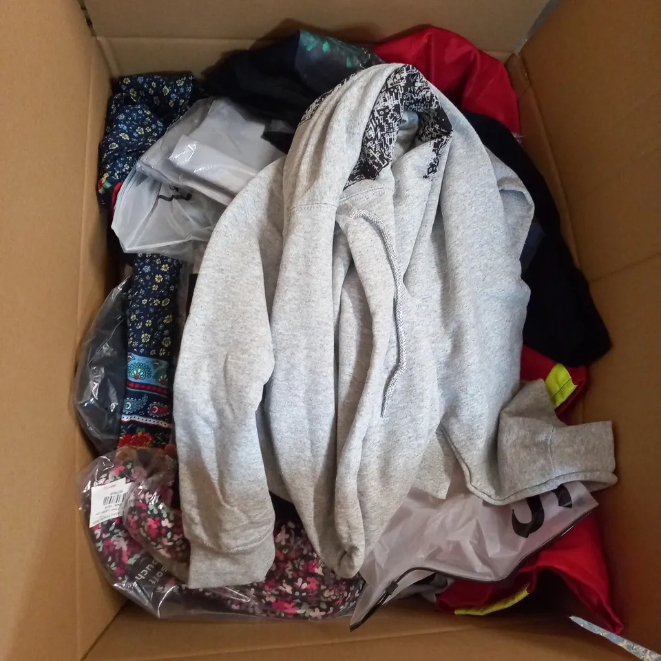 LARGE QUANTITY OF CLOTHING ITEMS TO INCLUDE DRESSES, SWEATERS, JEANS, T-SHIRTS, ETC