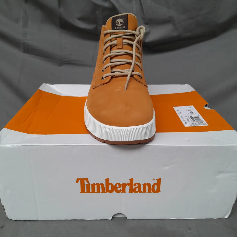 BOXED PAIR OF TIMBERLAND MAPLE GROVE CHUKKA BOOTS IN WHEAT UK SIZE 11.5