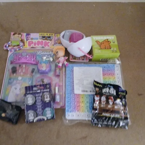LARGE QUANTITY OF ASSORTED TOYS AND ACCESSORIES TO INCLUDE; LOL SURPRISE FOOTBALLER, LEG, TWINCHEES HELLO KITTY AND FRIENDS SUSHI FIGURINE AND WEDNESDAY DR PAWPAW OUTCASTS LIP TIN COLLECTION