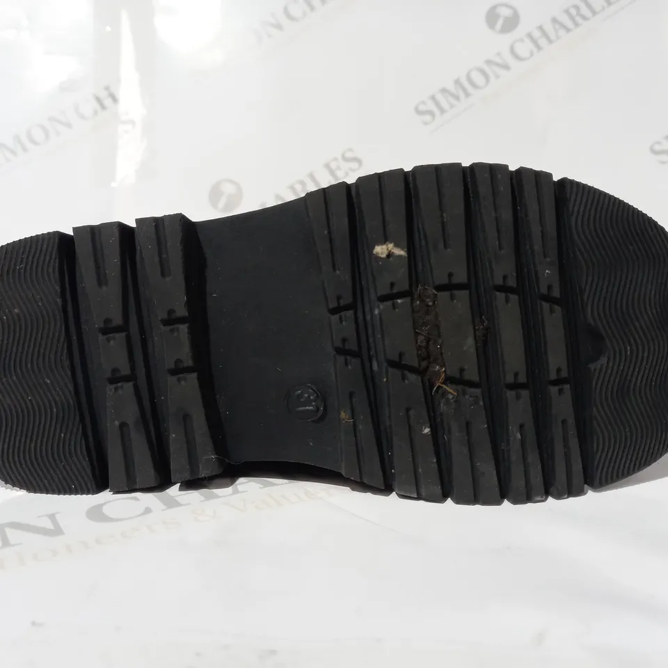 BOXED PAIR OF DESIGNER ANKLE BOOTS IN BLACK EU SIZE 31