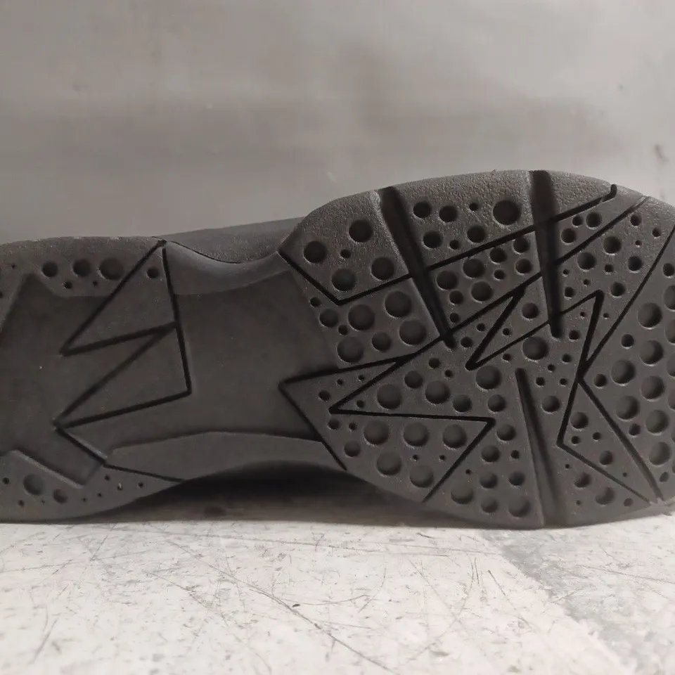 BOXED PAIR OF UNBRANDED SHOES IN BLACK SIZE UNSPECIFIED