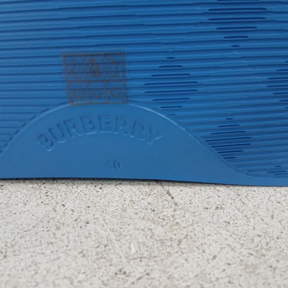 BURBERRY BLUE SLIDES WITH EMBOSSED LOGO – UK 7 (EU 40)