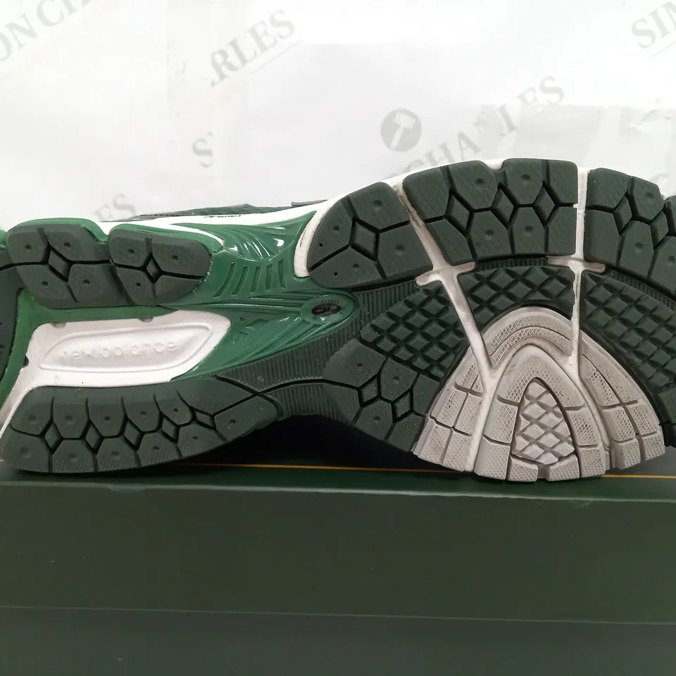 BOXED PAIR OF NEW BALANCE 860V2 TRAINERS IN GREEN & CREAM - UK 9